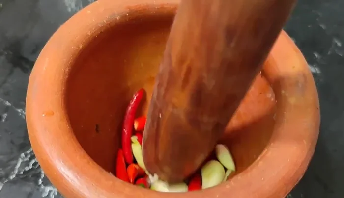 Prepare chili and garlic: Mince to desired fineness.