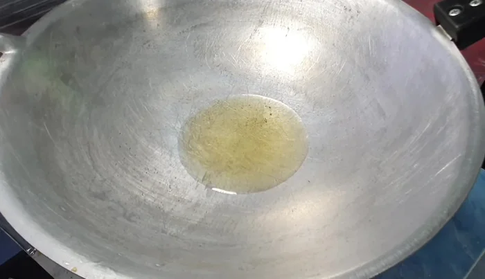 Heat a pan and add 2 tablespoons of oil. Add minced garlic and fry until fragrant.