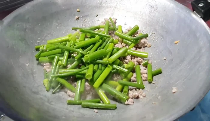 Add sliced chili peppers and stir-fry.