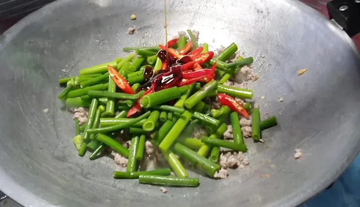 Season with 1 tablespoon of clams, 1 teaspoon of sugar, and light soy sauce. Stir-fry.