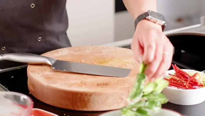 Shred lime leaves. (203.599)
