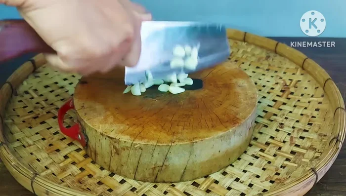 Chop the garlic into small pieces.