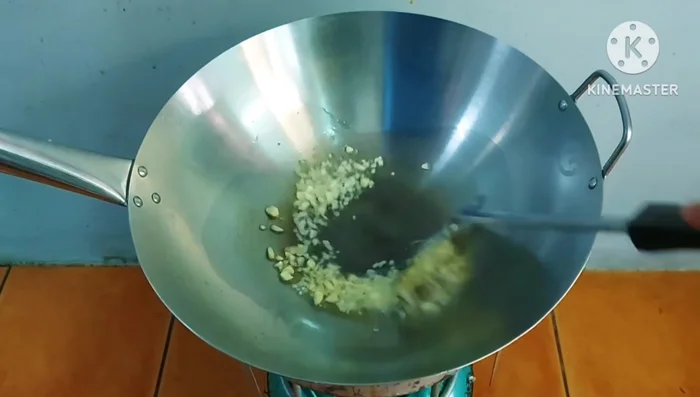 Stir-fry the garlic in oil until fragrant.