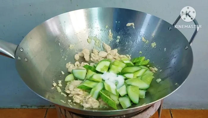 Season with sugar, seasoning powder, soy sauce, and oyster sauce.
