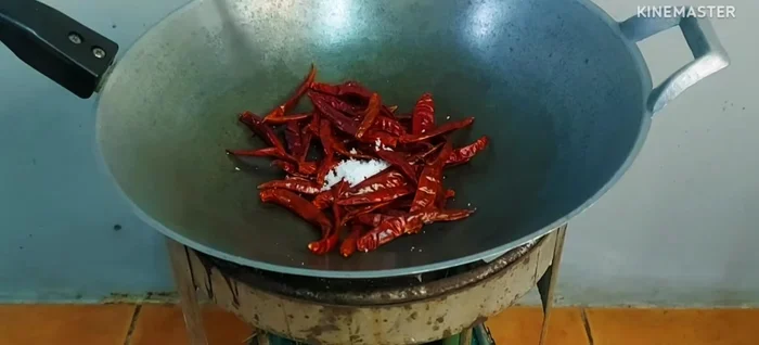 Roast the chili peppers until cooked and fragrant. Pound into a fine paste.