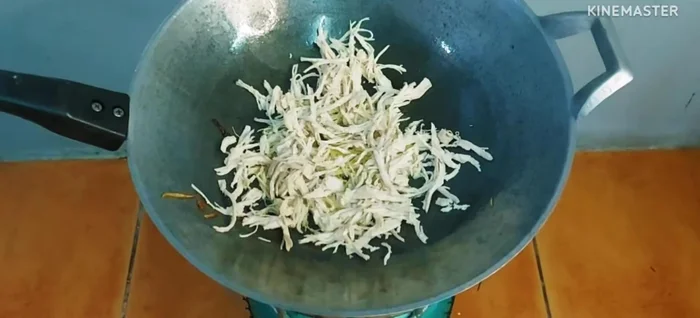 Fry the chicken strips until crispy or firm, using the oil from frying the shallots. Set aside.