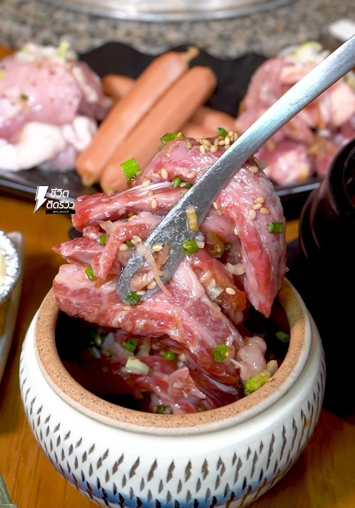 Grill the Wagyu beef until it's soft and juicy. [Note: Pay attention to the aroma during grilling mentioned at 102.64]