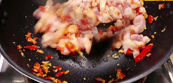 Add the sesbania flowers and other vegetables to the wok. Stir-fry until tender.