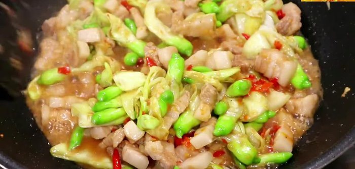 Prepare the ingredients: Wash and chop the sesbania flowers, pork belly, and other vegetables. Prepare the shrimp paste.