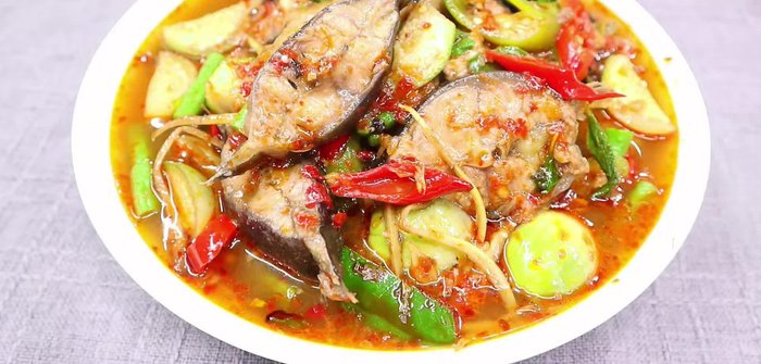 Prepare the ingredients: Clean and cut the catfish fillets into bite-sized pieces. Chop vegetables if using. Prepare other ingredients.