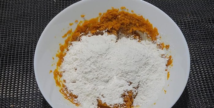 Mix the mashed pumpkin with glutinous rice flour and tapioca flour.
