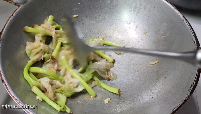 Continue stir-frying until the canna flowers are tender. (125.6)
