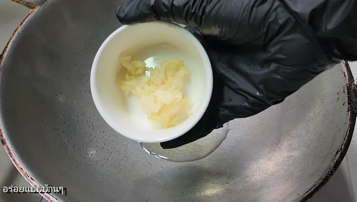 Heat a pan with a little oil. Add garlic and fry until fragrant. (81.68)