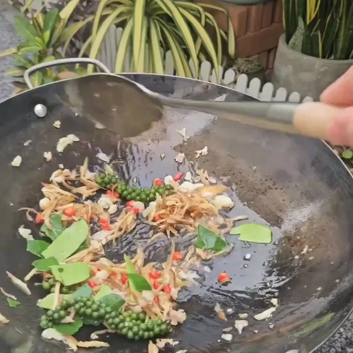 Add kafir leaves and large chili peppers to the seasoning.