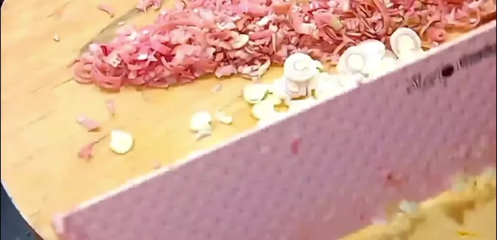 Slice the lemongrass (use only the white part) and finely chop it.
