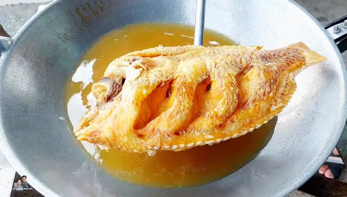 Set aside the fried fish.