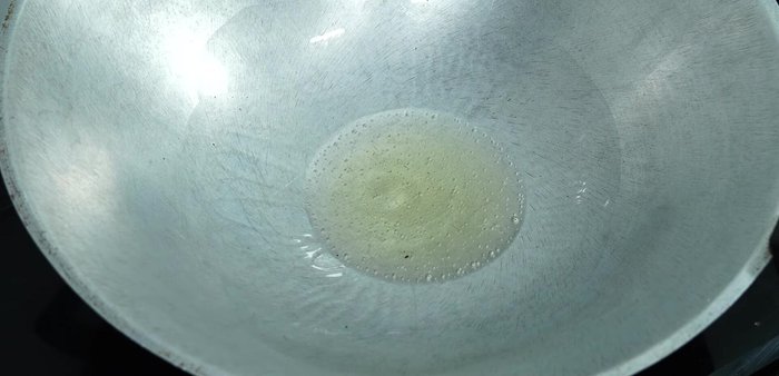 Heat oil in a pan. Add pounded chili mixture and stir-fry until fragrant and slightly yellow.