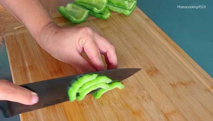 Cut the bitter melon into 3-4 mm wide slices.