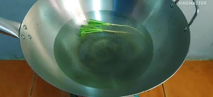 Add water to a pot, enough to cover the cabbage. Add coriander roots, salt, sugar, seasoning powder, and light soy sauce.