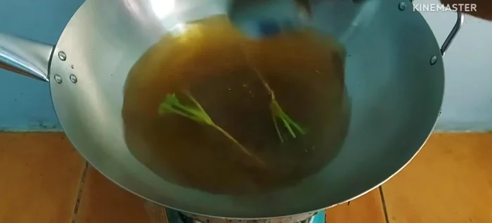 Bring the water to a boil, then add the minced pork. Break up the pork with a spatula.