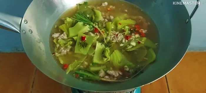Turn off the heat. Squeeze lime juice into the soup.