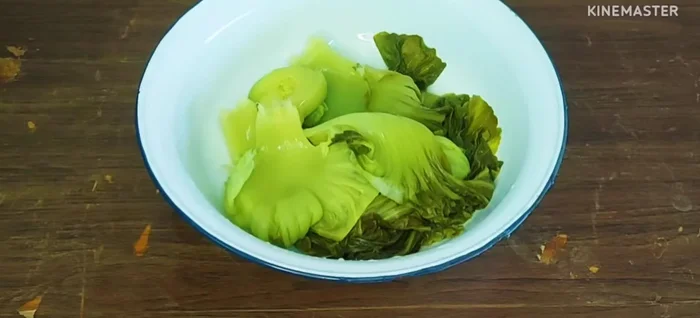 Separate and thoroughly wash the pickled cabbage. Wash multiple times to reduce sourness. If too sour, boil in hot water.
