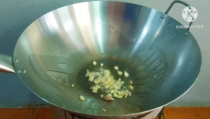 Stir-fry chopped garlic with water.