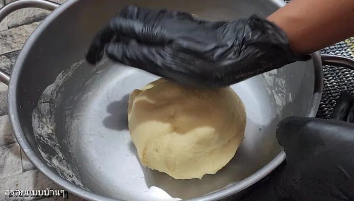Second kneading: Knead the dough again until smooth and elastic.