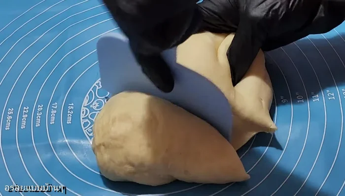 Divide the dough: Divide the risen dough into 80-gram pieces.
