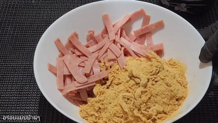 Prepare the filling: Mix borona (cut into pieces), shredded pork, and mayonnaise. The exact ratio is available in the video.