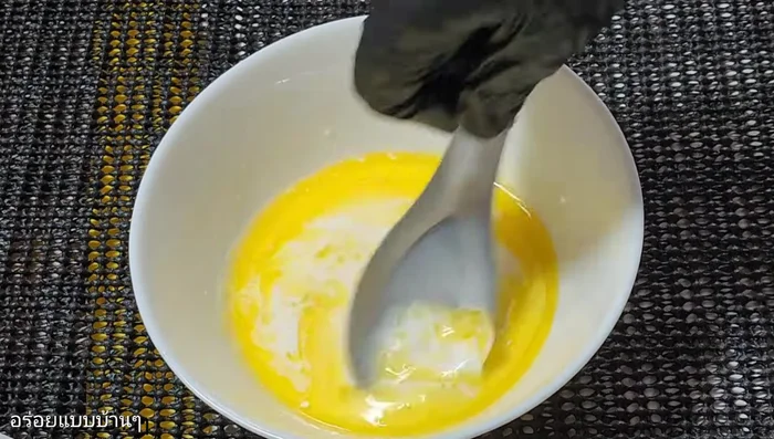 Finish and cool: After baking, brush the top with melted butter or margarine, sprinkle with sugar, and then apply a layer of fresh milk. Let the bread cool before removing it from the mold.