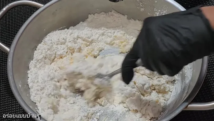 Hand-knead the dough: Mix the flour mixture, then gently knead it with your hands for about 15 minutes until it forms a ball. Add salted butter or margarine during kneading.
