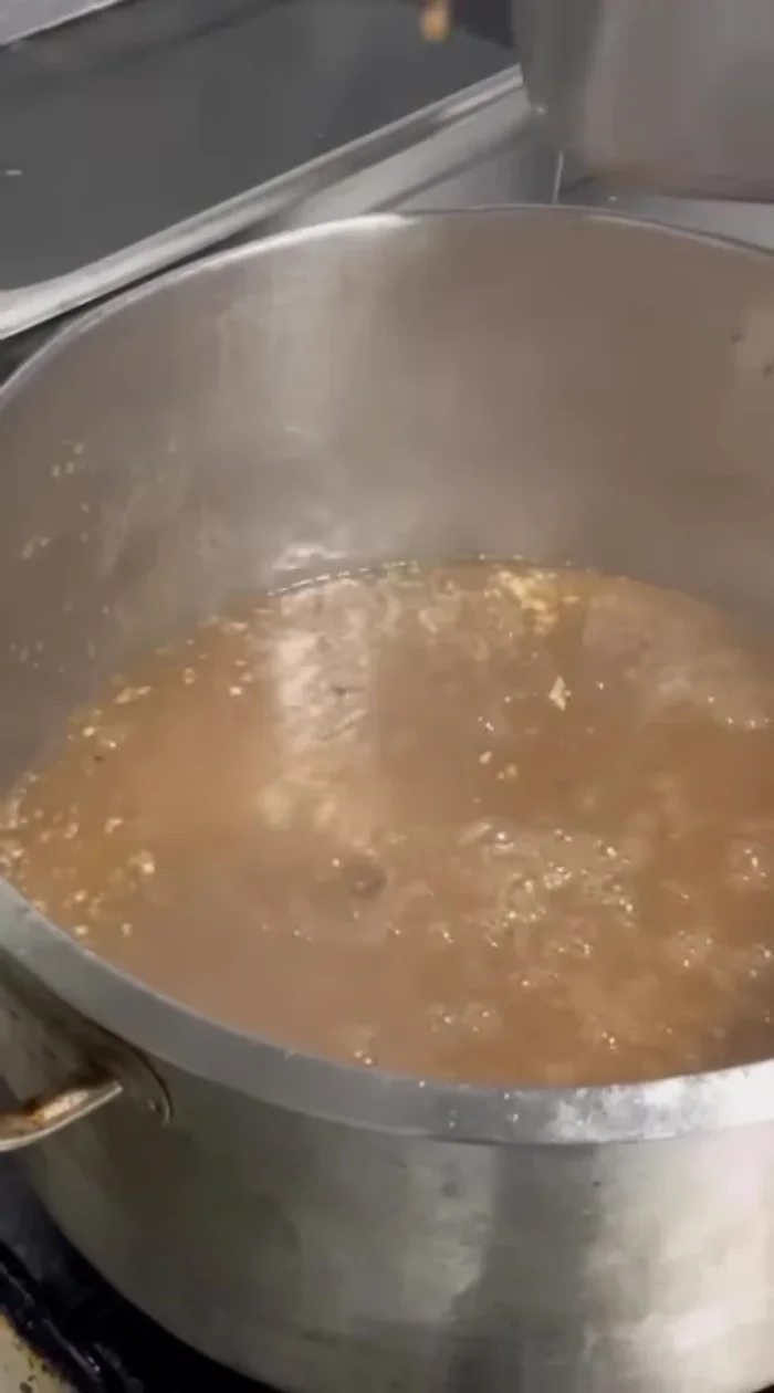 Add tomato sauce (Tom's water liquid).