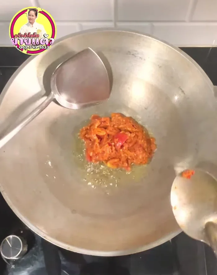 Heat oil in a pan. Add the chili paste and stir-fry over medium heat.