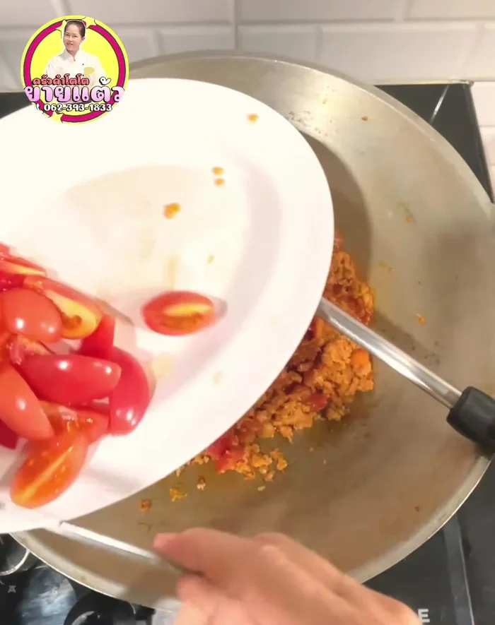 Add the stir-fried tomatoes to the pan.