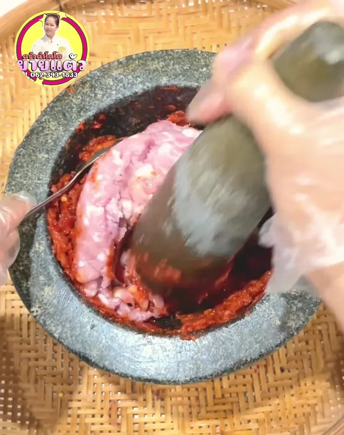Add minced pork to the pounded mixture.