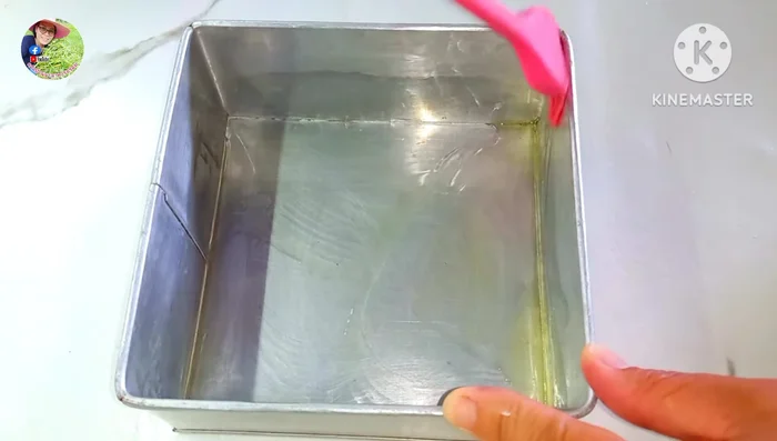 Grease a 6x6 inch aluminum mold and spread a thin layer of the mixture.