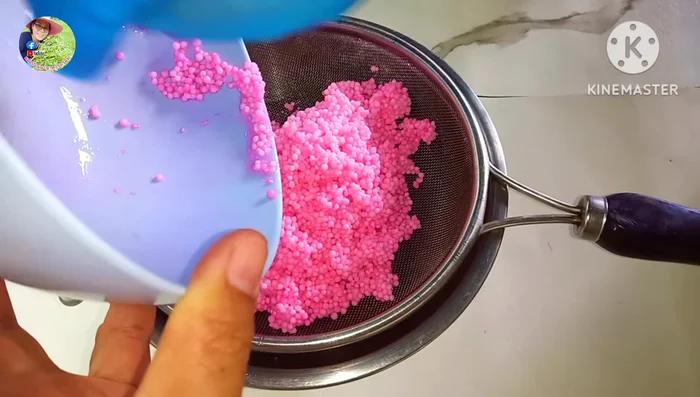 Drain the sago pearls and set aside.