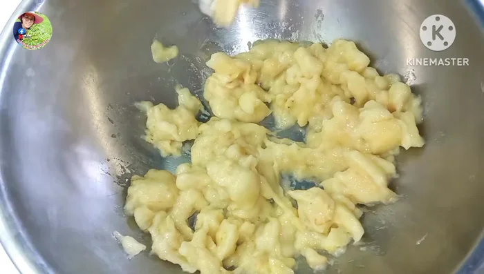 Roughly crush ripe bananas.