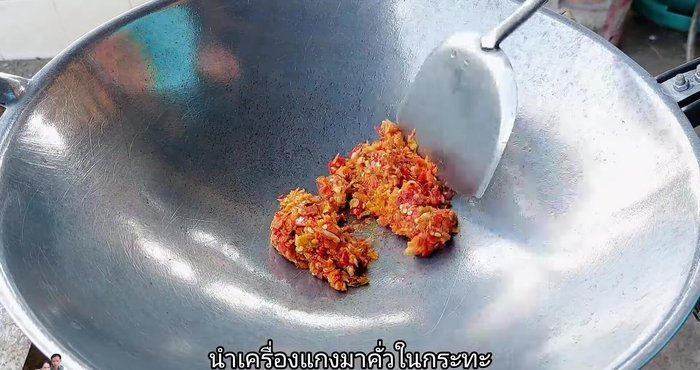 Roast or stir-fry the curry paste until fragrant in a pan. Add water (1 liter).