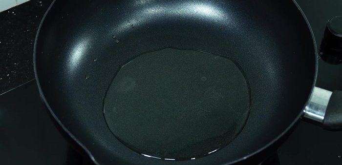 Heat oil in a pan. Add garlic and chili, stir-fry until fragrant.