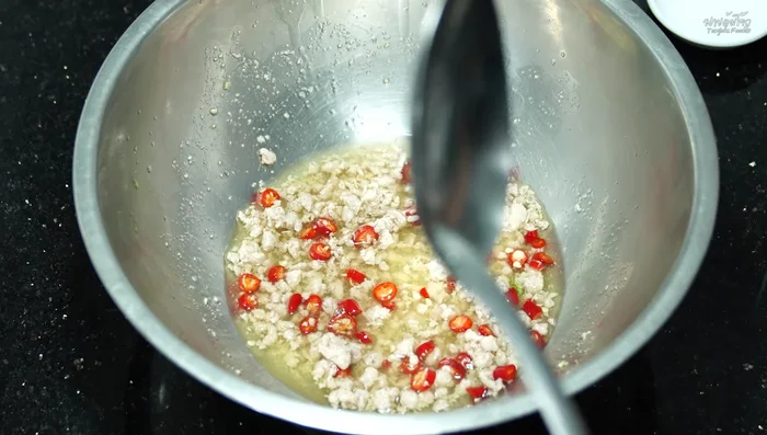 Add sausage: Add the chopped raw sausage to the sauce and mix gently.