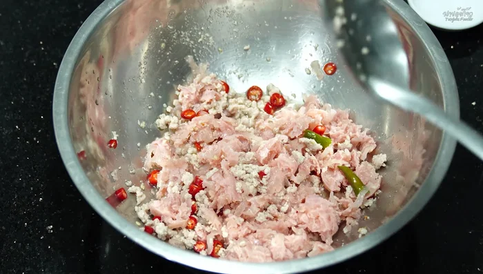 Garnish: Add shallots, chili, ginger, spring onions, coriander, beans, fried beans, crispy fish, and roasted peanuts as desired.
