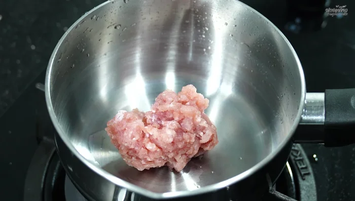 Prepare the pork: Add pork to a pan. Add a little water and seasoning powder. Let it simmer for 3-10 minutes to soften.