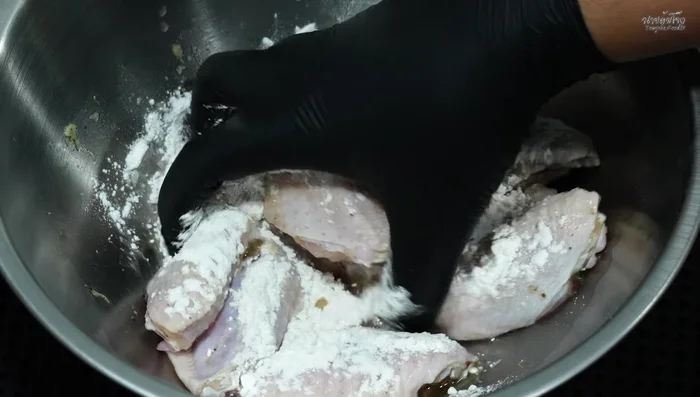 Add crispy fried flour to the marinated chicken wings, mixing until a creamy consistency is achieved. Ensure the batter is not too thick.