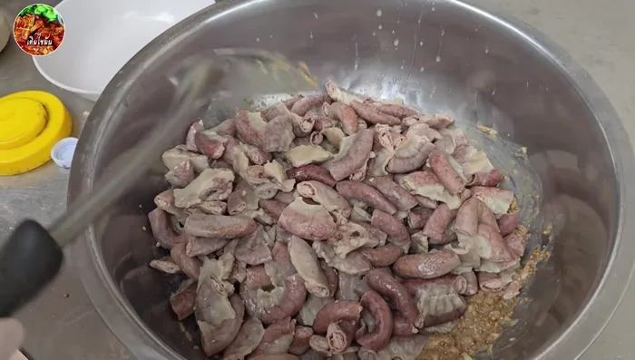 Marinate the sausage pieces for about 1 hour.