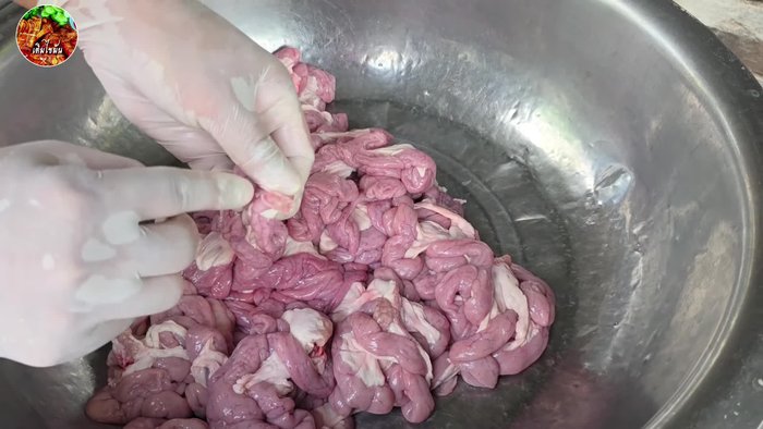 Check the small intestine filling for bitterness by squeezing; it should be cloudy white, not yellow.