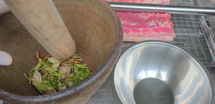 Prepare the marinade: Mix black pepper, roasted coriander seeds, garlic, coriander roots, pork seasoning powder, salt, sugar, oyster sauce, green curry sauce, black vinegar, and MSG.