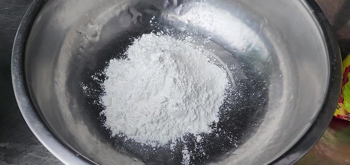 Prepare the batter: Mix rice flour, crispy fried dough, chicken seasoning powder, salt, baking powder, pepper, sugar, and MSG. Gradually add cold water until desired consistency is reached. A thinner batter is recommended in this recipe.