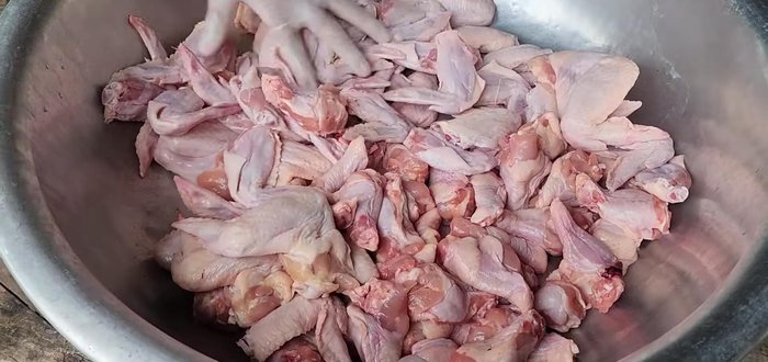 Wash the chicken thoroughly with salt to remove any odor.